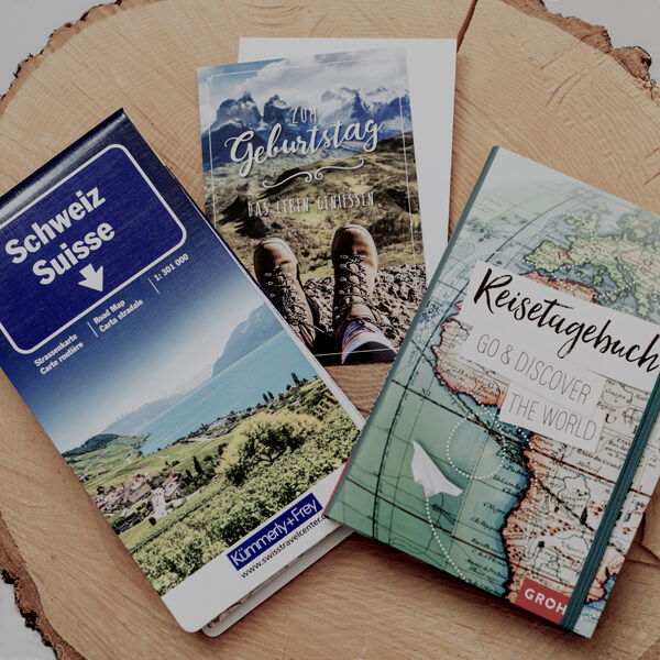 Geht es auf Reisen? Decken Sie sich mit Karten und einem Reisetagebuch in der Papeterie Roth AG in Thusis ein.